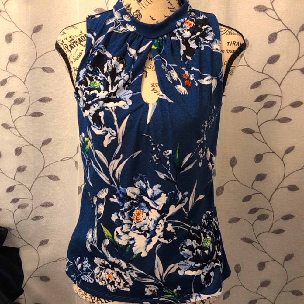 White House Black Market blouse. 🐦
